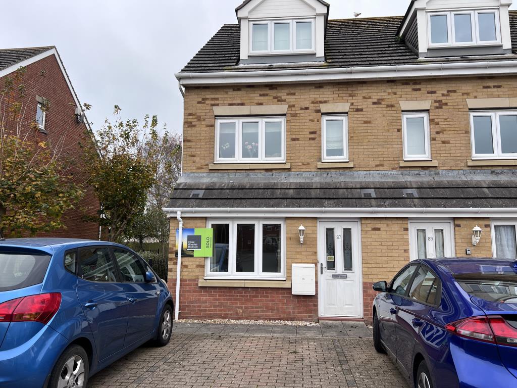 Lot: 169 - VACANT GROUND FLOOR FLAT WITH PARKING - Ground floor flat with allocated parking to front